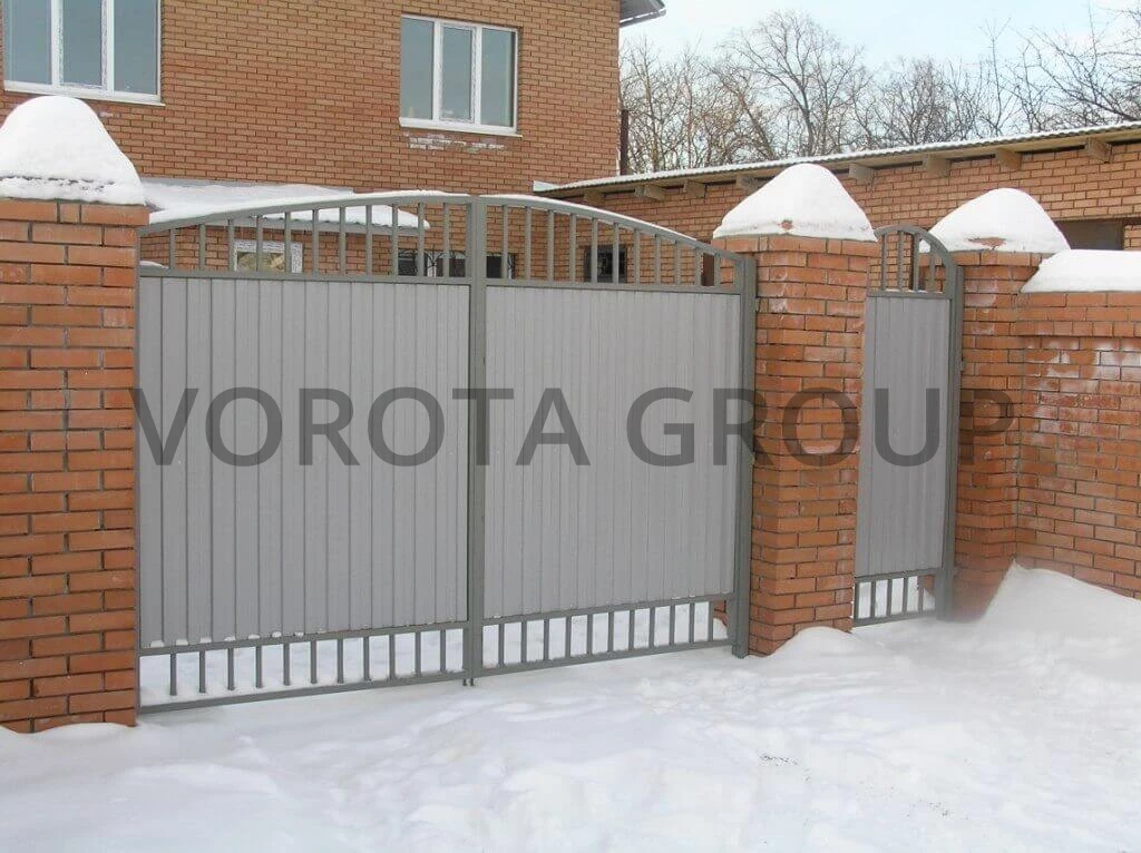 Распашные ворота из профнастила Doorhan белого цвета 2600х2000
